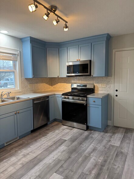 kitchen - 214 Lindell Dr