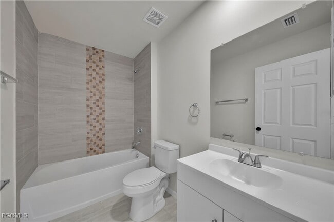 Building Photo - 1106 NE 11th Ave