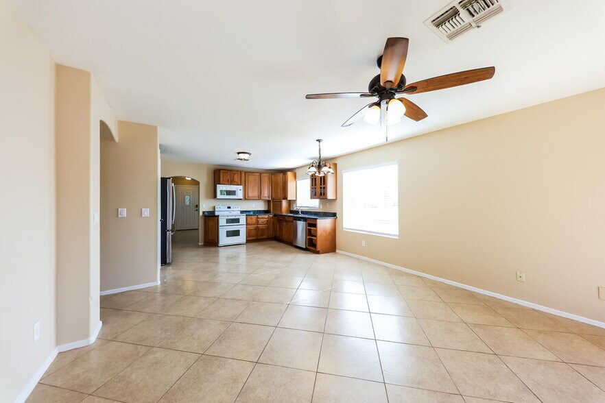 Building Photo - 10653 W Poinsettia Dr