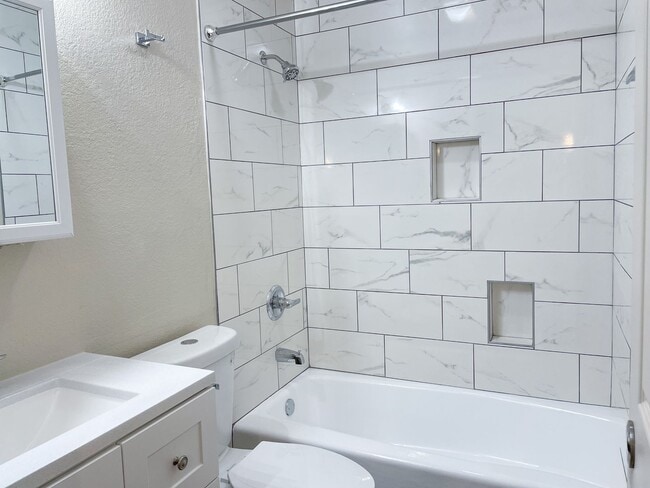Building Photo - FOUR-PLEX SINGLE LEVEL APARTMENT - CLARKDALE