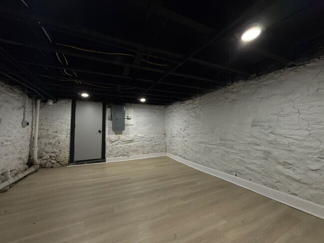 Building Photo - Three Bedroom Home in Baltimore