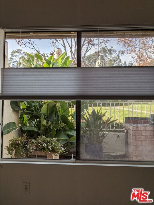 Building Photo - 831 Whitewater Dr