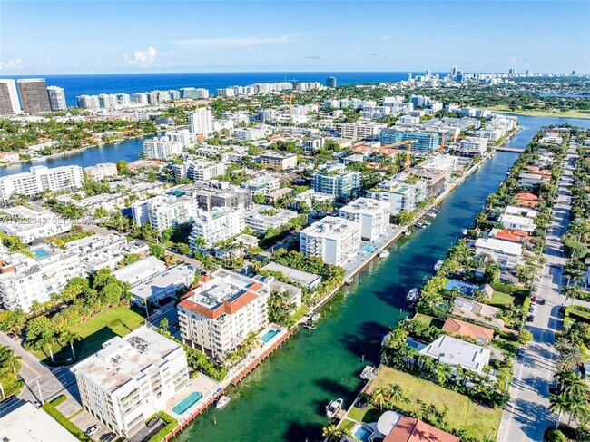 Building Photo - 10101 W Bay Harbor Dr