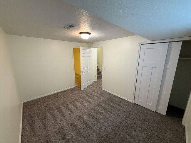 Building Photo - 5 Bedroom Home in Herriman; 2700 sq ft; Open Floor Plan