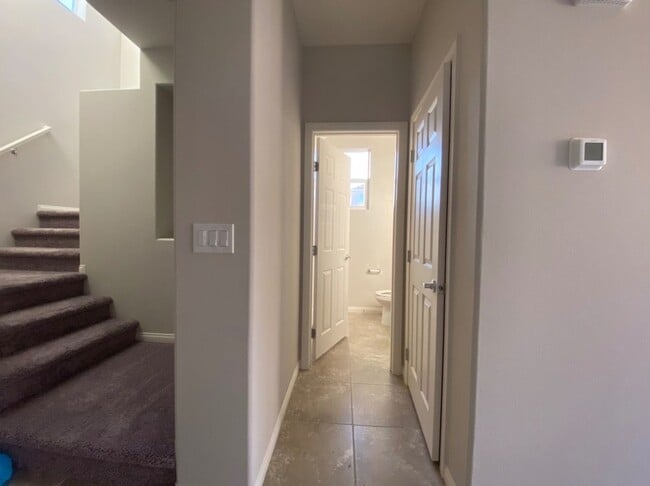 Building Photo - 4 BED 2.5 BATH 2 CAR GARAGE,  LARGE CORNER...