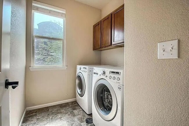 Building Photo - Beautiful 3 bedroom townhouse