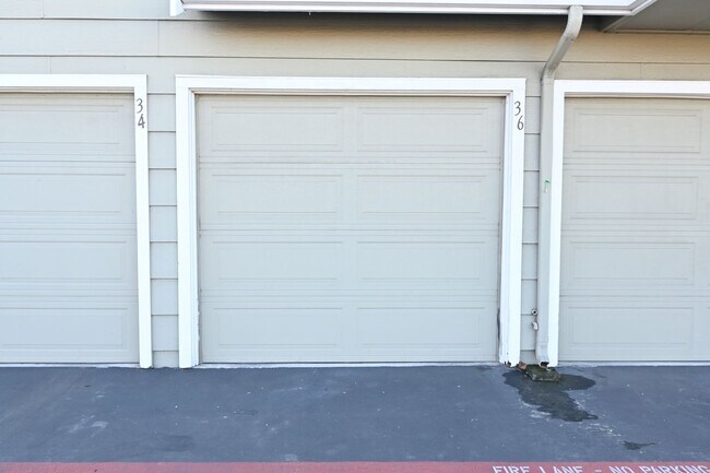 Building Photo - Nicely upated 2 Story Townhouse at Mansion Park with 2 Master Suites.