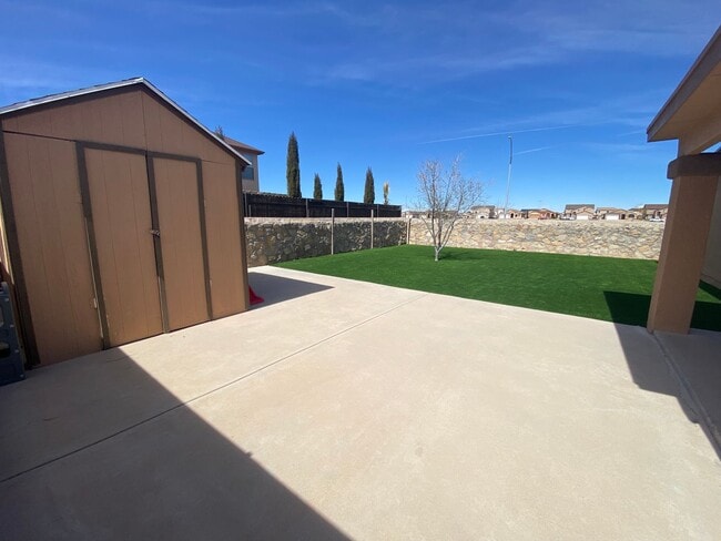 Building Photo - East El Paso 3 bed Refrig A/C next to Park!