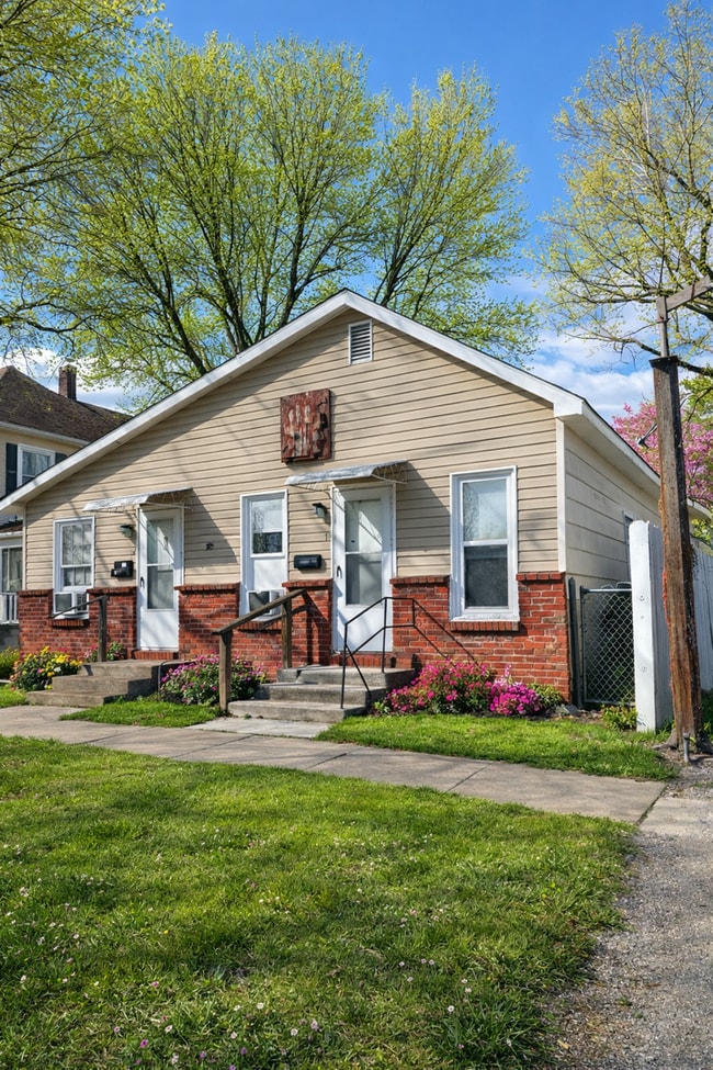 Building Photo - 305 W Maple-3