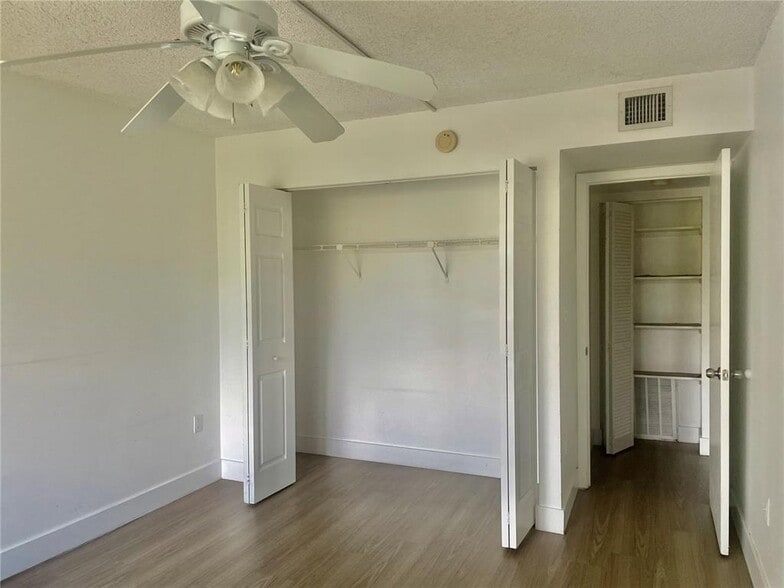 Building Photo - 721 N Pine Island Rd