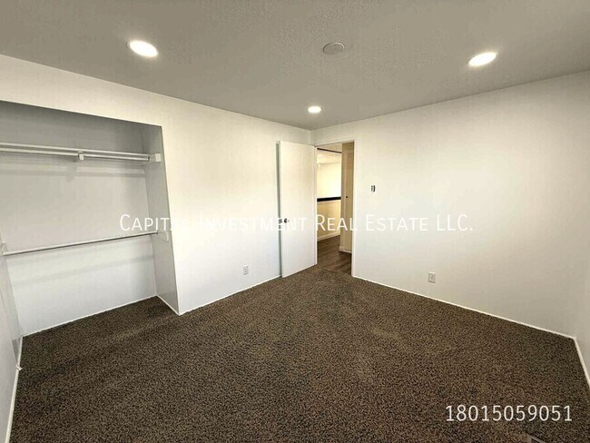 Building Photo - 1102 E Sego Lily Dr