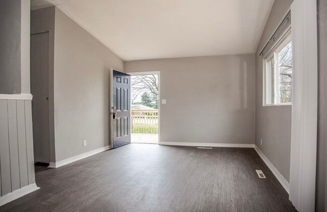 Building Photo - COMING SOON! 3 Bed 1 Bath home in Kansas C...