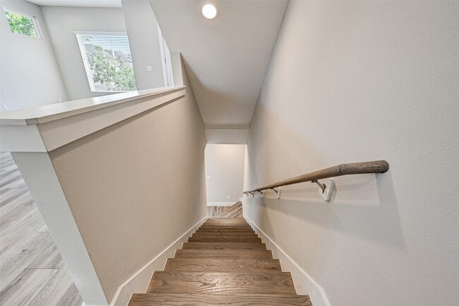 Building Photo - 1302 W 24th St