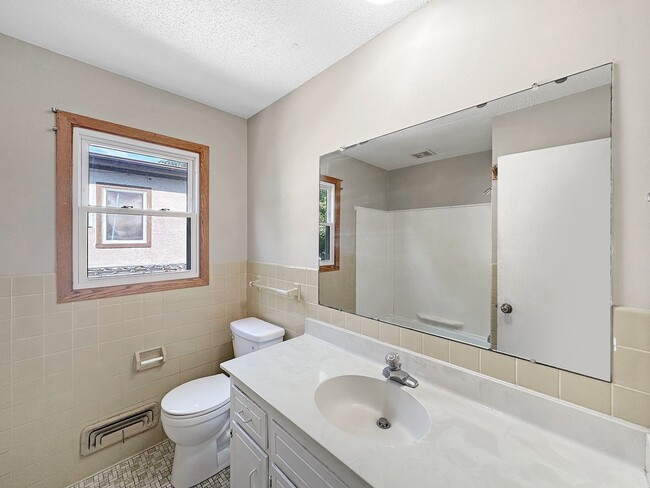 Building Photo - 1008 12th Ave SE