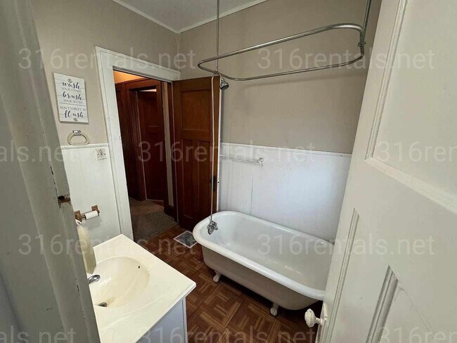Building Photo - $1,095 - 2 bedroom / 1 bathroom - Single F...
