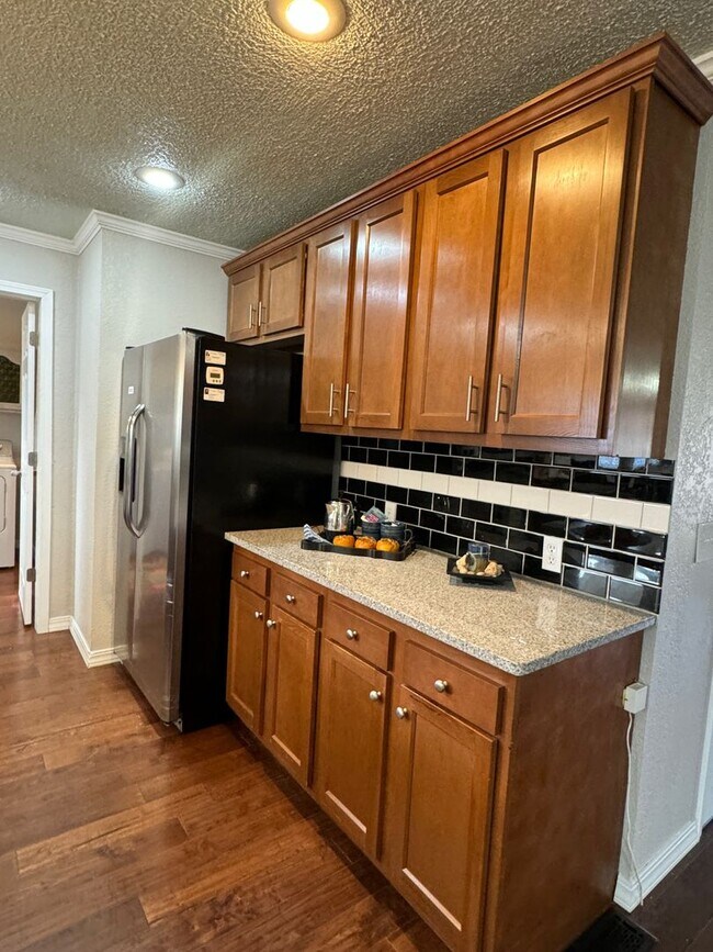 Building Photo - Gorgeous 3 bedroom, 2 bath home in a great Springfield neighborhood!