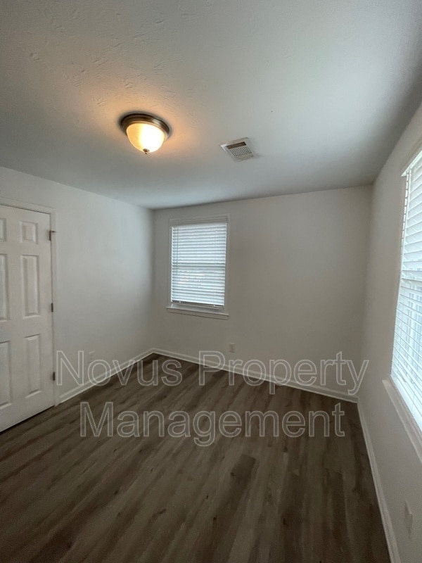 Building Photo - 405 N Park St