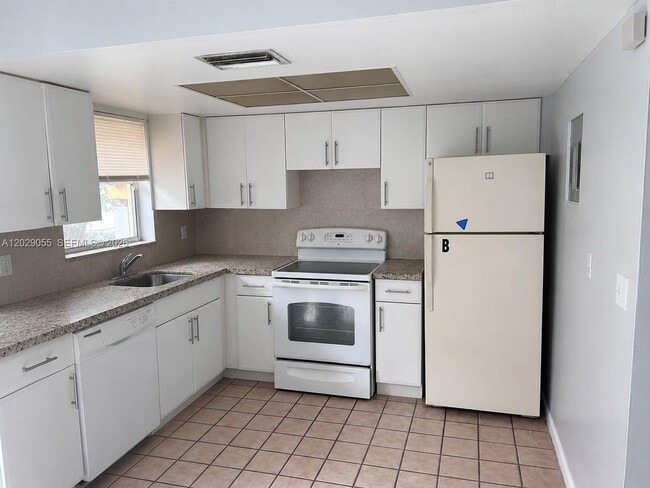 Building Photo - 2512 NW 52nd Ave