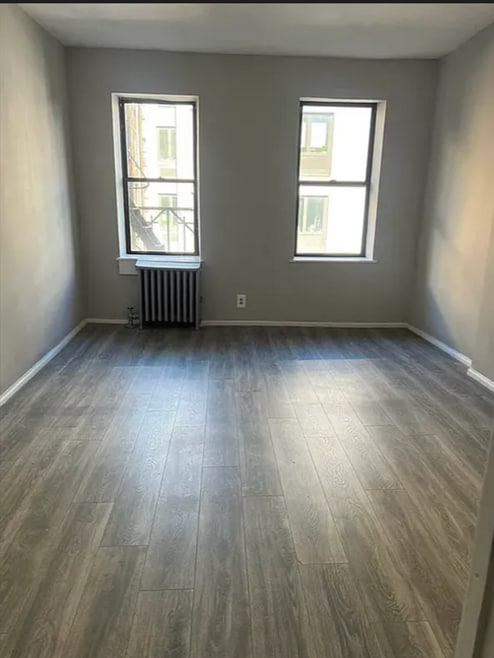 Building Photo - E. 4th St , Ave