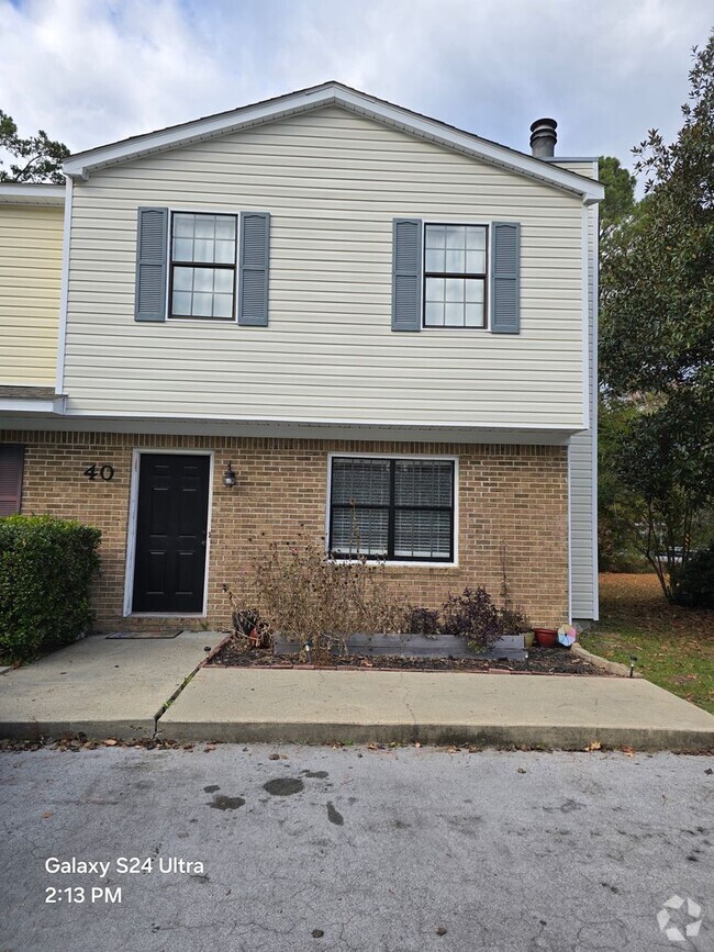 Building Photo - 3 Bedroom, 1.5 Bath Townhome - Price reduc...