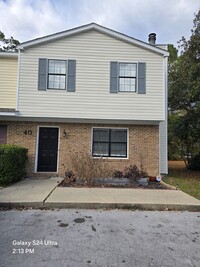 Building Photo - 3 Bedroom, 1.5 Bath Townhome