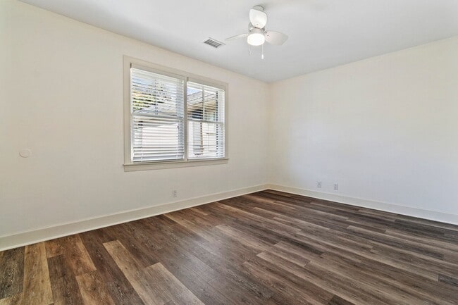 Building Photo - 552 Savannah Hwy