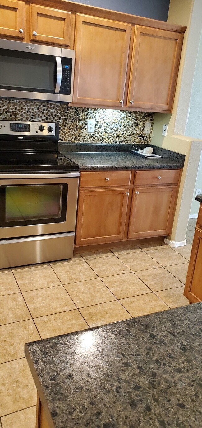 Building Photo - Beautiful 4-Bedroom Home For Rent in Queen...