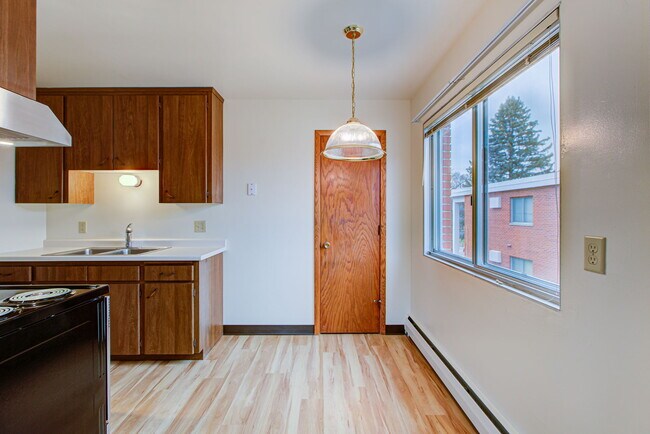 Building Photo - 1890 Lexington Ave N