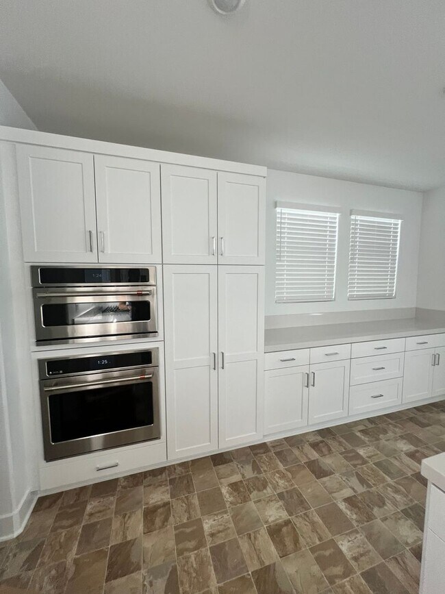 Building Photo - Camarillo - Newer 4 bedroom, 3.5 home