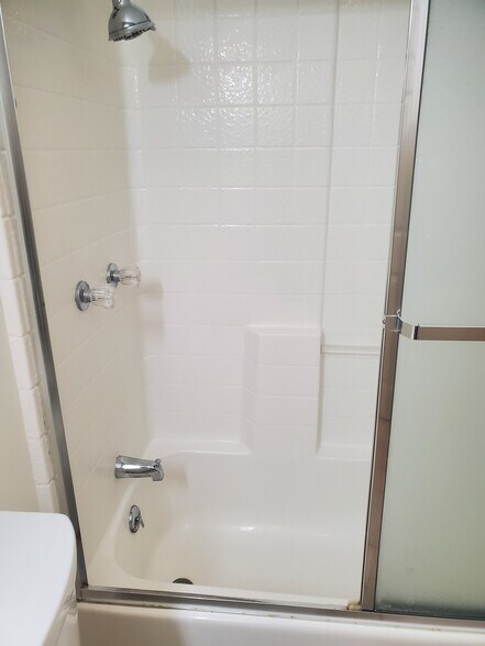 Shower/tub combo - 17961 Lull St