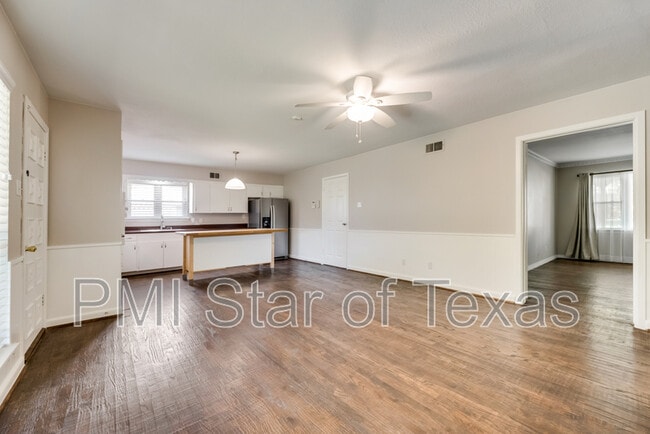 Building Photo - 11643 Rogue Way