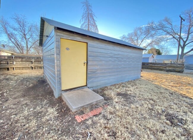 Building Photo - Pre-leasing now - 3 bed /2 bath - available 6/10/2026