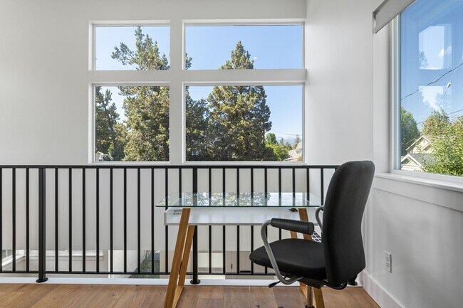 Building Photo - 142 SW Roosevelt Ave