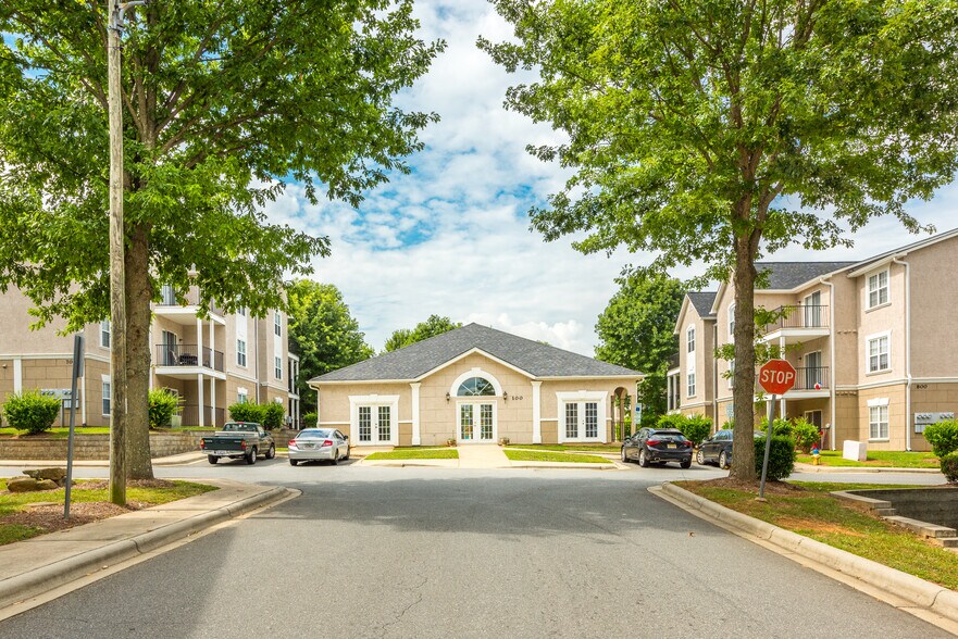 Crown Point Luxury Apartments at Crown Point 100 Crown Point Cir NW