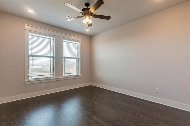 Building Photo - 489 E Ozark View Drive