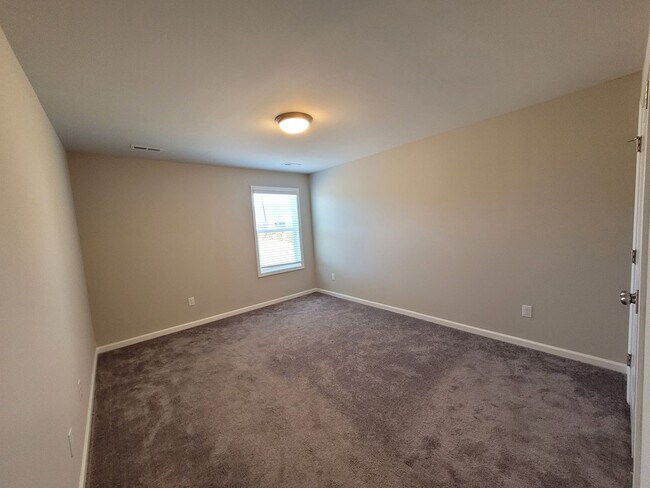 Building Photo - Spacious 4 Bedroom/ 3 Bathroom Home in Lovely Terrell - 2 Car Garage - Washer/Dryer and Lawn Main...