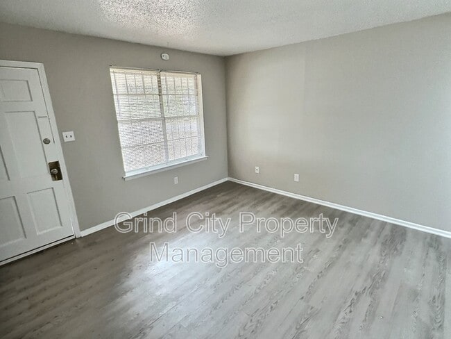 Building Photo - 915 Pope St