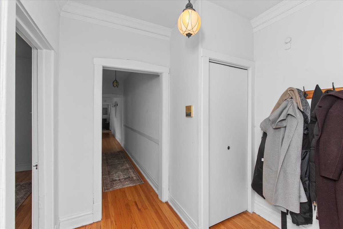 Building Photo - 457 W Roslyn Pl