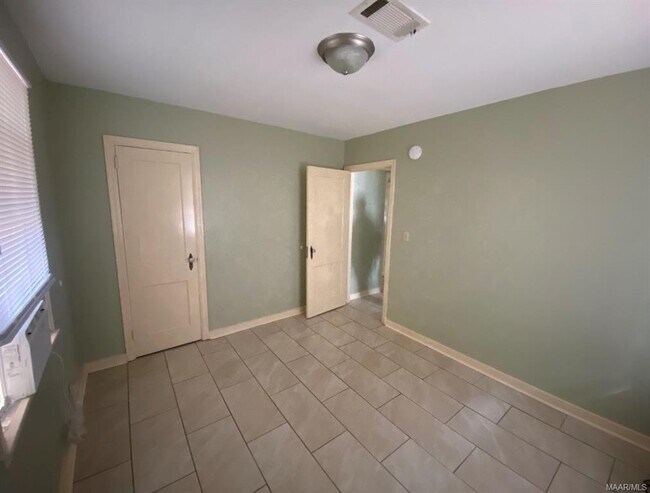 Building Photo - 508 Glenmore Rd