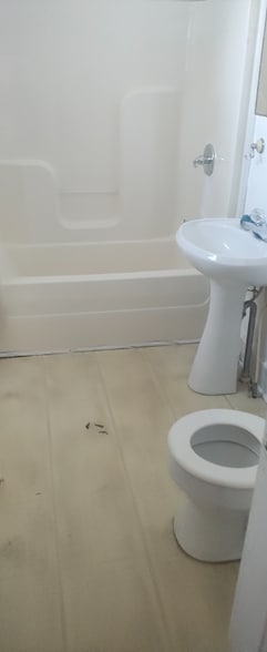 Building Photo - 533 Martin St