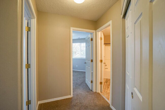 Building Photo - THREE BEDROOM TOWNHOME IN HAZEL DELL