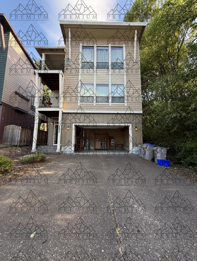Primary Photo - 3 Bedroom 4 Bathroom - Hood River