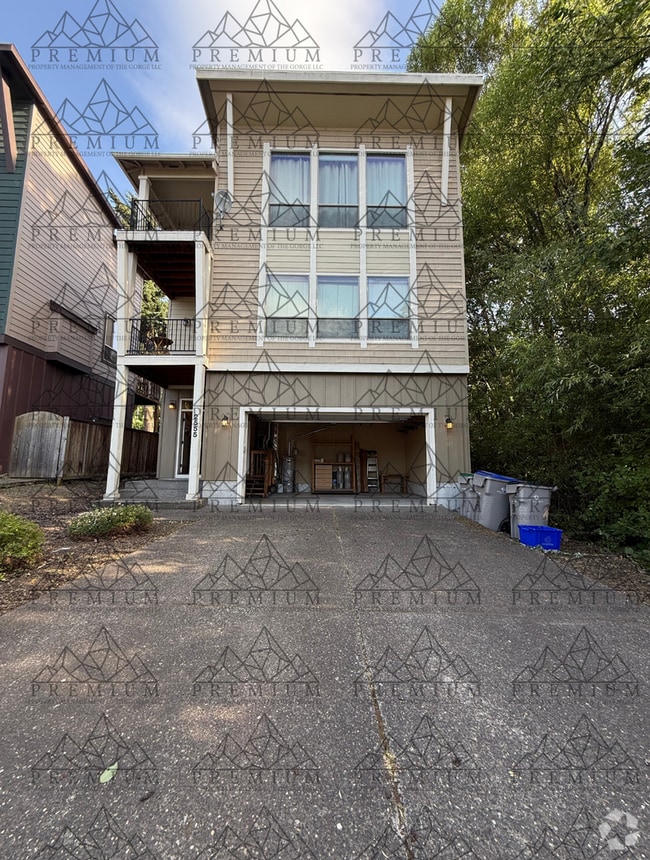 Building Photo - 3 Bedroom 4 Bathroom - Hood River