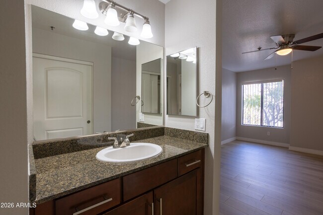 Building Photo - 2025 E Campbell Ave