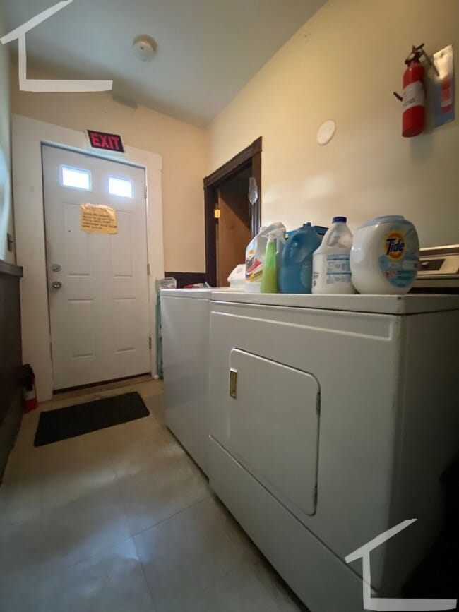 Building Photo - 4-Bed + 2-Bath * HBS * Central  Air