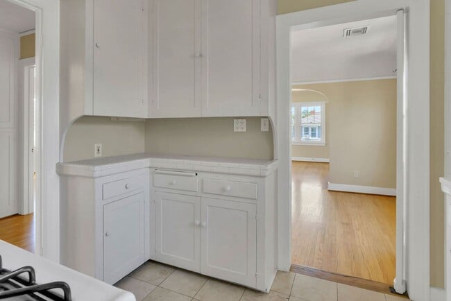 Building Photo - Great upstairs bungalow in Hillcrest with one car garage!