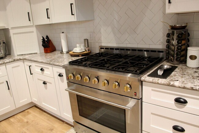 Building Photo - Gorgeous