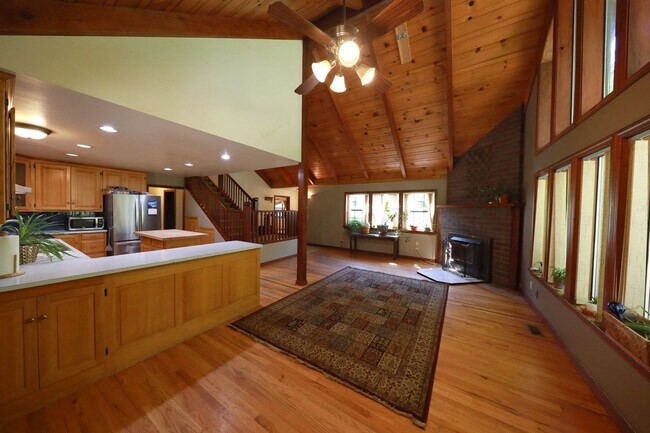Building Photo - Spacious Custom Home, Most Utilities Inclu...