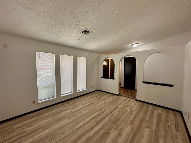 Building Photo - 4606 NE Euclid Ave