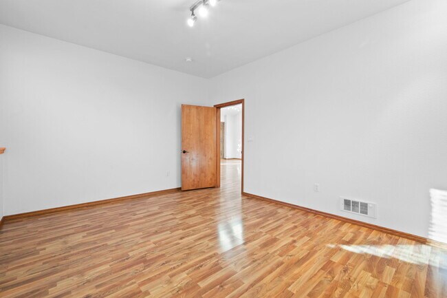 Building Photo - 1020 Walsen Rd